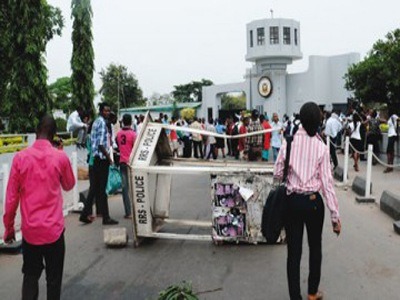 Students-of-the-University-of-Ibadan-protesting-the-non-availability-360x228